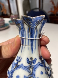 Kendi en porcelaine de Chine en bleu et blanc aux rehauts dor&eacute;s, Chine, Wanli