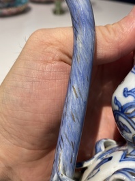 Kendi en porcelaine de Chine en bleu et blanc aux rehauts dor&eacute;s, Chine, Wanli