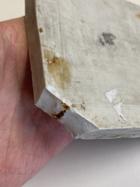 Deux carreaux en porcelaine de Chine en bleu et blanc &agrave; d&eacute;cor d'un lettr&eacute; et d'un gardien, &eacute;poque Transition