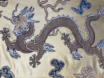 Panneau de forme rectangulaire en soie brod&eacute;e &agrave; d&eacute;cor de seize dragons &agrave; cinq griffes sur fond jaune, marque Da Ming 大明, Chine, 19&egrave;me