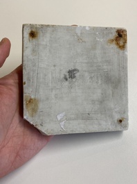 Deux carreaux en porcelaine de Chine en bleu et blanc &agrave; d&eacute;cor d'un lettr&eacute; et d'un gardien, &eacute;poque Transition