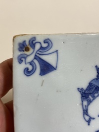 Deux carreaux en porcelaine de Chine en bleu et blanc &agrave; d&eacute;cor d'un lettr&eacute; et d'un gardien, &eacute;poque Transition
