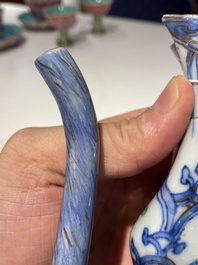 Kendi en porcelaine de Chine en bleu et blanc aux rehauts dor&eacute;s, Chine, Wanli