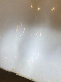 Grand plat en porcelaine de Chine famille verte &agrave; d&eacute;cor d'un couple europ&eacute;en dans une cal&egrave;che, Kangxi