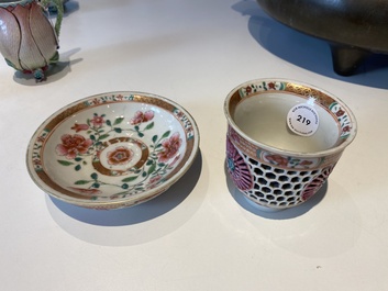 Tasse et soucoupe en porcelaine de Chine famille rose ajour&eacute;es et &agrave; double parois, Yongzheng/Qianlong