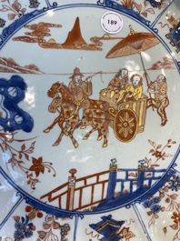 Grand plat en porcelaine de Chine famille verte &agrave; d&eacute;cor d'un couple europ&eacute;en dans une cal&egrave;che, Kangxi