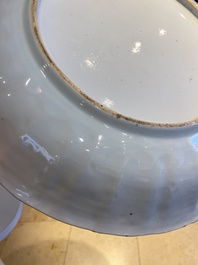 Grand plat en porcelaine de Chine famille verte &agrave; d&eacute;cor d'un couple europ&eacute;en dans une cal&egrave;che, Kangxi