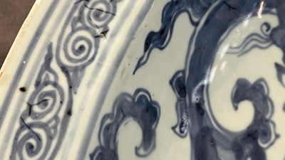 Een uitzonderlijk grote Chinese blauw-witte 'draken' schotel, Ming, 2e helft 15e eeuw