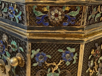Rare coffret imp&eacute;rial en filigrane d'argent dor&eacute; et &eacute;maill&eacute; incrust&eacute; de pierres pr&eacute;cieuses, Chine, Qianlong