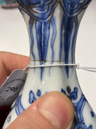 Kendi en porcelaine de Chine en bleu et blanc aux rehauts dor&eacute;s, Chine, Wanli