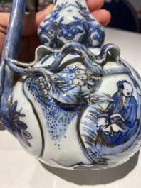 Kendi en porcelaine de Chine en bleu et blanc aux rehauts dor&eacute;s, Chine, Wanli
