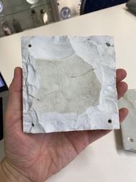 Deux carreaux en porcelaine de Chine en bleu et blanc &agrave; d&eacute;cor de gar&ccedil;ons jouant, Kangxi