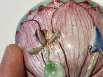 Drie Chinese famille rose 'lotus' koppen en schotels met een geleerde en zijn dienaar, Yongzheng