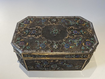 Rare coffret imp&eacute;rial en filigrane d'argent dor&eacute; et &eacute;maill&eacute; incrust&eacute; de pierres pr&eacute;cieuses, Chine, Qianlong