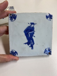 Deux carreaux en porcelaine de Chine en bleu et blanc &agrave; d&eacute;cor d'un lettr&eacute; et d'un gardien, &eacute;poque Transition