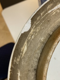 Een paar grote Chinese blauw-witte dekselvazen met lotusslingers, 19e eeuw