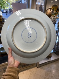 Drie grote Chinese poederblauwe en koperrode schotels met floraal decor, Kangxi