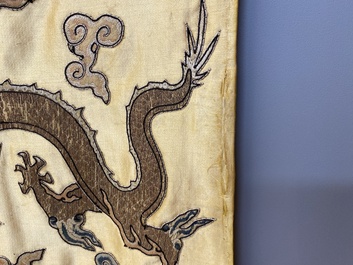 Panneau de forme rectangulaire en soie brod&eacute;e &agrave; d&eacute;cor de seize dragons &agrave; cinq griffes sur fond jaune, marque Da Ming 大明, Chine, 19&egrave;me