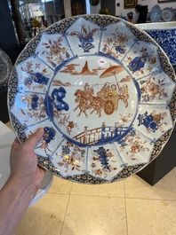 Grand plat en porcelaine de Chine famille verte &agrave; d&eacute;cor d'un couple europ&eacute;en dans une cal&egrave;che, Kangxi