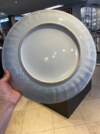 Grand plat en porcelaine de Chine famille verte &agrave; d&eacute;cor d'un couple europ&eacute;en dans une cal&egrave;che, Kangxi