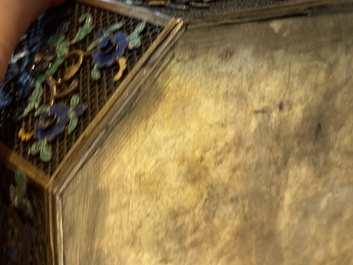 Rare coffret imp&eacute;rial en filigrane d'argent dor&eacute; et &eacute;maill&eacute; incrust&eacute; de pierres pr&eacute;cieuses, Chine, Qianlong