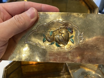 Rare coffret imp&eacute;rial en filigrane d'argent dor&eacute; et &eacute;maill&eacute; incrust&eacute; de pierres pr&eacute;cieuses, Chine, Qianlong