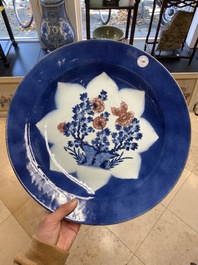 Drie grote Chinese poederblauwe en koperrode schotels met floraal decor, Kangxi