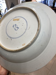 Drie grote Chinese poederblauwe en koperrode schotels met floraal decor, Kangxi