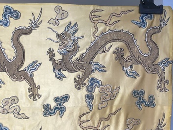 Panneau de forme rectangulaire en soie brod&eacute;e &agrave; d&eacute;cor de seize dragons &agrave; cinq griffes sur fond jaune, marque Da Ming 大明, Chine, 19&egrave;me