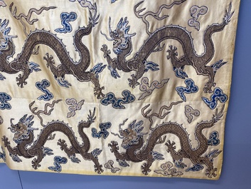 Panneau de forme rectangulaire en soie brod&eacute;e &agrave; d&eacute;cor de seize dragons &agrave; cinq griffes sur fond jaune, marque Da Ming 大明, Chine, 19&egrave;me