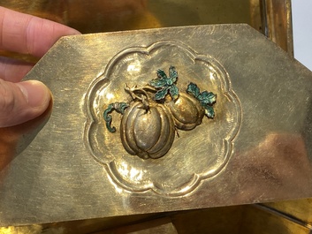 Rare coffret imp&eacute;rial en filigrane d'argent dor&eacute; et &eacute;maill&eacute; incrust&eacute; de pierres pr&eacute;cieuses, Chine, Qianlong