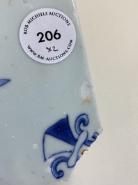 Deux carreaux en porcelaine de Chine en bleu et blanc &agrave; d&eacute;cor d'un lettr&eacute; et d'un gardien, &eacute;poque Transition