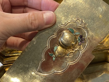 Rare coffret imp&eacute;rial en filigrane d'argent dor&eacute; et &eacute;maill&eacute; incrust&eacute; de pierres pr&eacute;cieuses, Chine, Qianlong