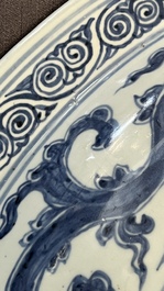 Een uitzonderlijk grote Chinese blauw-witte 'draken' schotel, Ming, 2e helft 15e eeuw