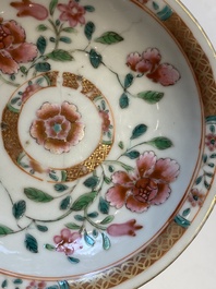 Tasse et soucoupe en porcelaine de Chine famille rose ajour&eacute;es et &agrave; double parois, Yongzheng/Qianlong
