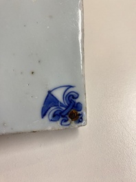 Deux carreaux en porcelaine de Chine en bleu et blanc &agrave; d&eacute;cor d'un lettr&eacute; et d'un gardien, &eacute;poque Transition