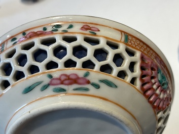 Tasse et soucoupe en porcelaine de Chine famille rose ajour&eacute;es et &agrave; double parois, Yongzheng/Qianlong