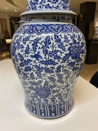 Een paar grote Chinese blauw-witte dekselvazen met lotusslingers, 19e eeuw