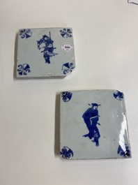 Deux carreaux en porcelaine de Chine en bleu et blanc &agrave; d&eacute;cor d'un lettr&eacute; et d'un gardien, &eacute;poque Transition
