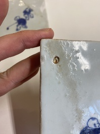 Deux carreaux en porcelaine de Chine en bleu et blanc &agrave; d&eacute;cor de gar&ccedil;ons jouant, Kangxi