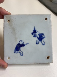 Deux carreaux en porcelaine de Chine en bleu et blanc &agrave; d&eacute;cor de gar&ccedil;ons jouant, Kangxi