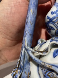 Kendi en porcelaine de Chine en bleu et blanc aux rehauts dor&eacute;s, Chine, Wanli