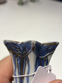 Kendi en porcelaine de Chine en bleu et blanc aux rehauts dor&eacute;s, Chine, Wanli
