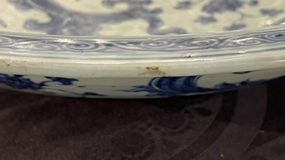Een uitzonderlijk grote Chinese blauw-witte 'draken' schotel, Ming, 2e helft 15e eeuw