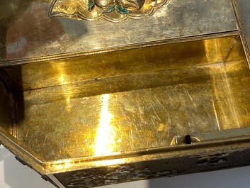 Rare coffret imp&eacute;rial en filigrane d'argent dor&eacute; et &eacute;maill&eacute; incrust&eacute; de pierres pr&eacute;cieuses, Chine, Qianlong