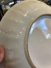 Grand plat en porcelaine de Chine famille verte &agrave; d&eacute;cor d'un couple europ&eacute;en dans une cal&egrave;che, Kangxi