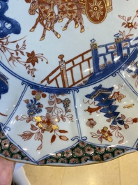 Grand plat en porcelaine de Chine famille verte &agrave; d&eacute;cor d'un couple europ&eacute;en dans une cal&egrave;che, Kangxi