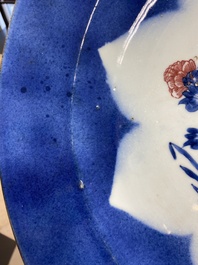 Drie grote Chinese poederblauwe en koperrode schotels met floraal decor, Kangxi