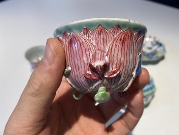 Drie Chinese famille rose 'lotus' koppen en schotels met een geleerde en zijn dienaar, Yongzheng