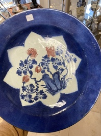 Drie grote Chinese poederblauwe en koperrode schotels met floraal decor, Kangxi